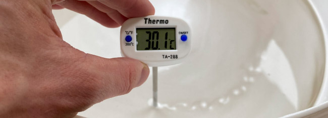 Оптимальная температура воды для внесения дрожжей — 30°С.